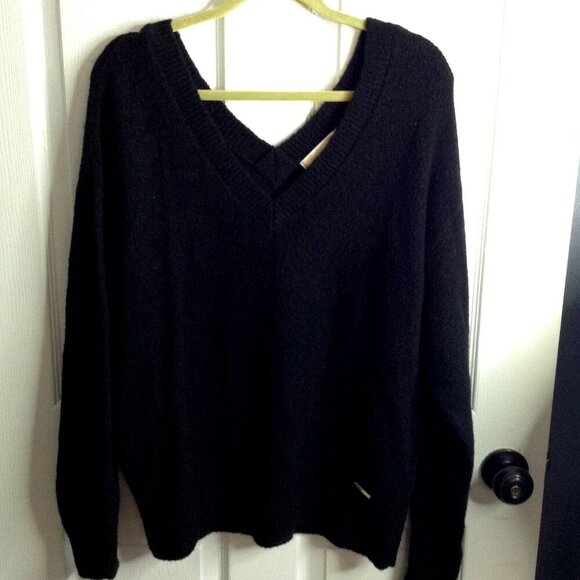 Michael Kors "L" V-neck Sweater, Wool/Acrylic Blend, Cable knit, Warm and cozy - Picture 1 of 5